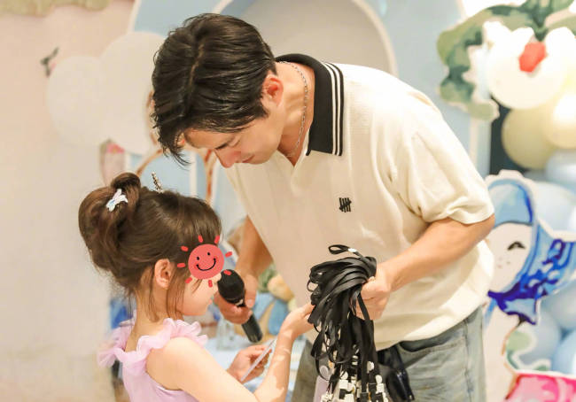 严屹宽晒照为女儿庆祝7岁生日 全家同框其乐融融