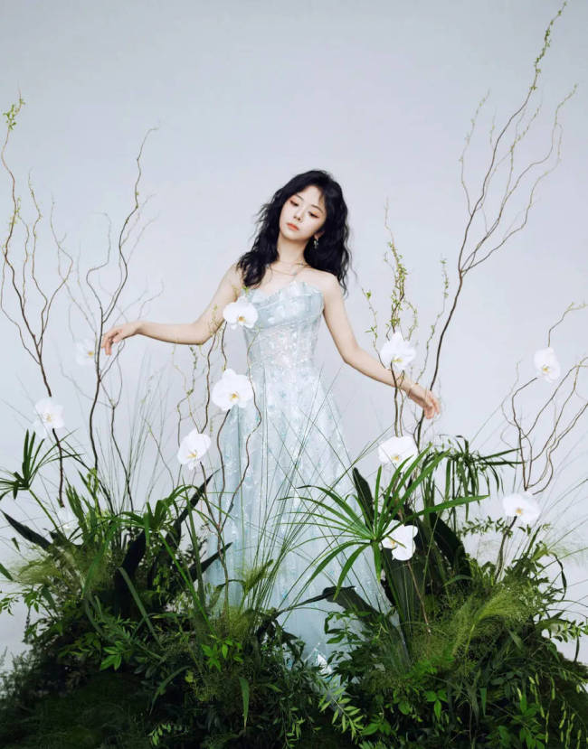 谭松韵穿水晶孔雀礼裙清新靓丽 波浪卷发宛如公主