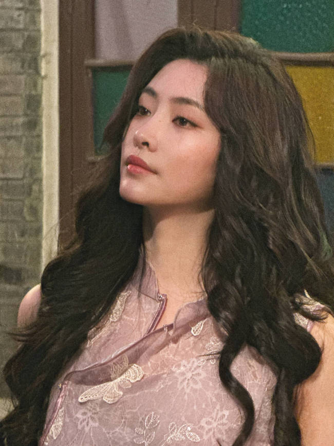 许佳琪穿刺绣蝴蝶裙复古优雅 波浪卷发温婉俏丽