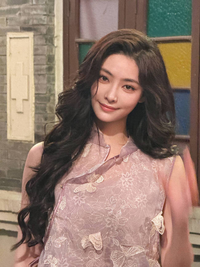 许佳琪穿刺绣蝴蝶裙复古优雅 波浪卷发温婉俏丽