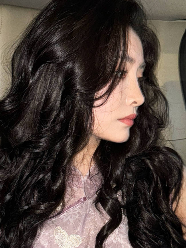 许佳琪穿刺绣蝴蝶裙复古优雅 波浪卷发温婉俏丽