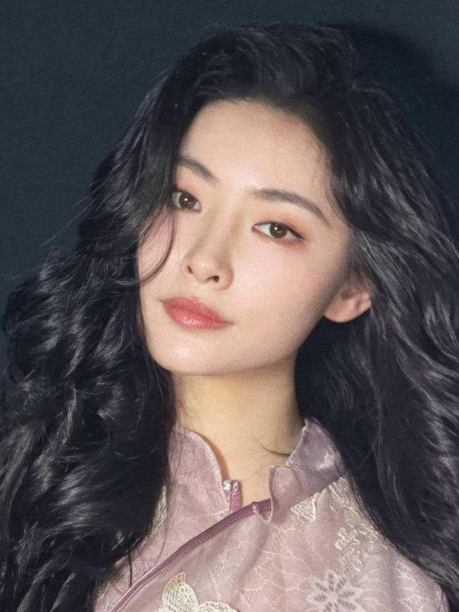 许佳琪穿刺绣蝴蝶裙复古优雅 波浪卷发温婉俏丽