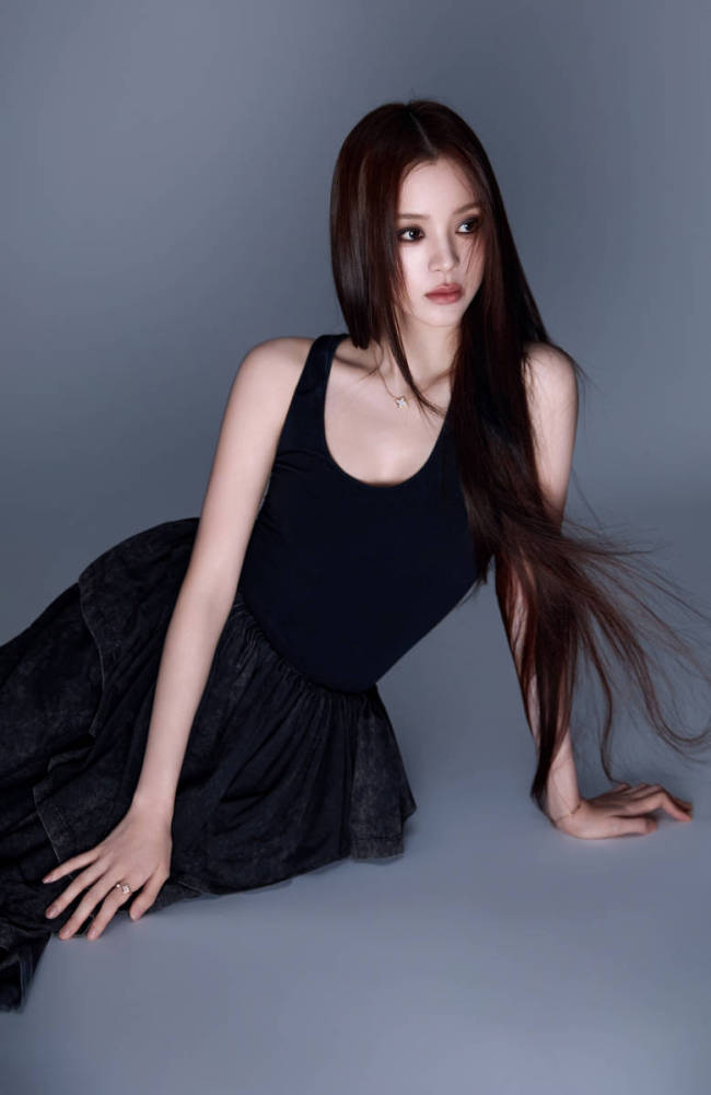 欧阳娜娜烟熏妆大片释出！穿黑色长裙秒变酷girl
