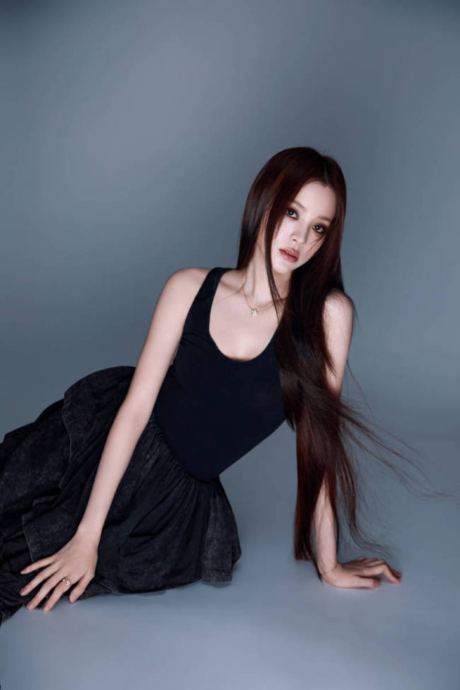 欧阳娜娜烟熏妆大片释出！穿黑色长裙秒变酷girl