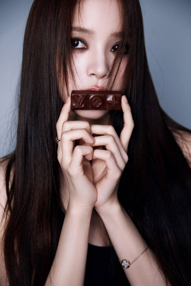 欧阳娜娜烟熏妆大片释出！穿黑色长裙秒变酷girl