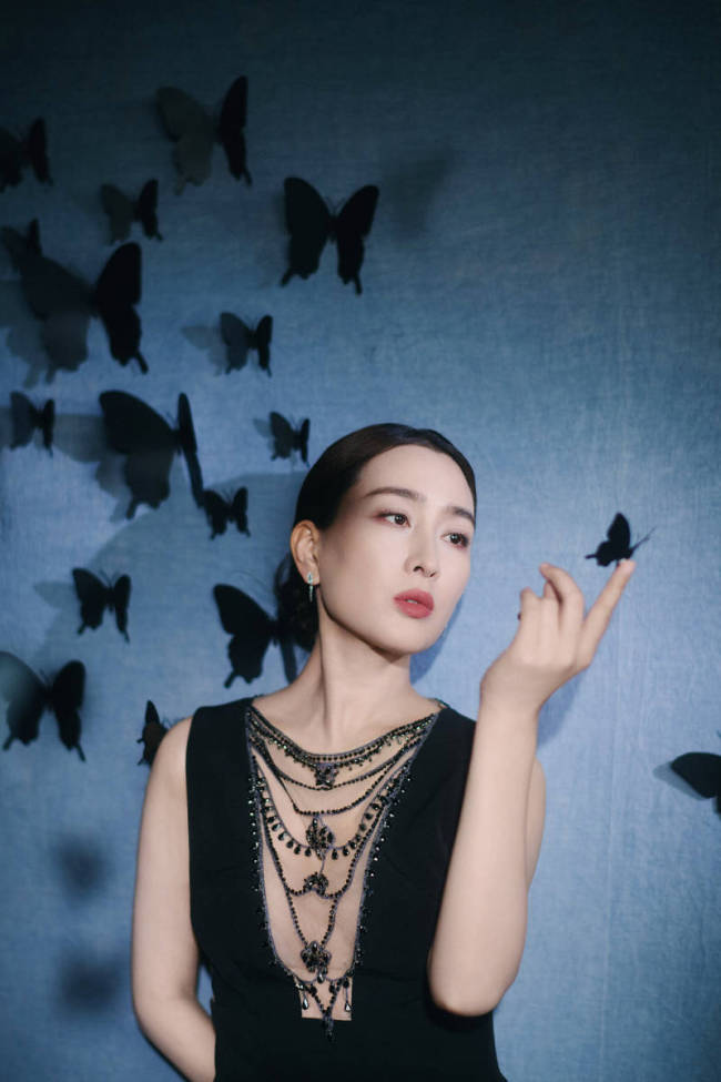马苏穿镂空裙展露好身材 秀光滑美背肌肤白嫩细腻