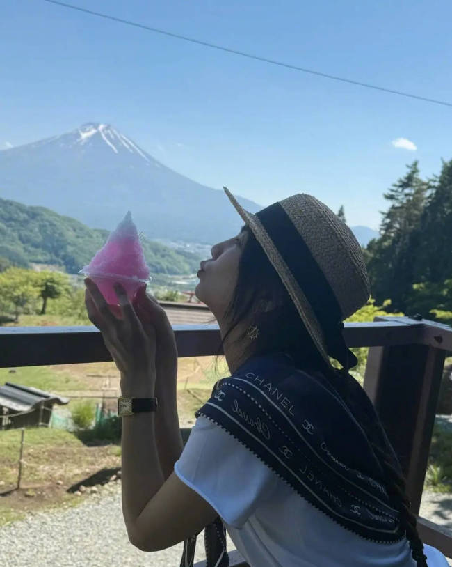 SHE久违合体为Ella庆生 二十余年情谊永不消散