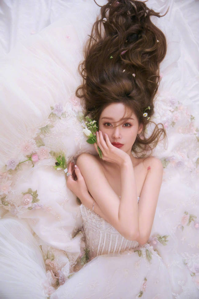 张天爱穿纱裙化身明媚花仙 丝带遮眼尽显纯欲诱惑