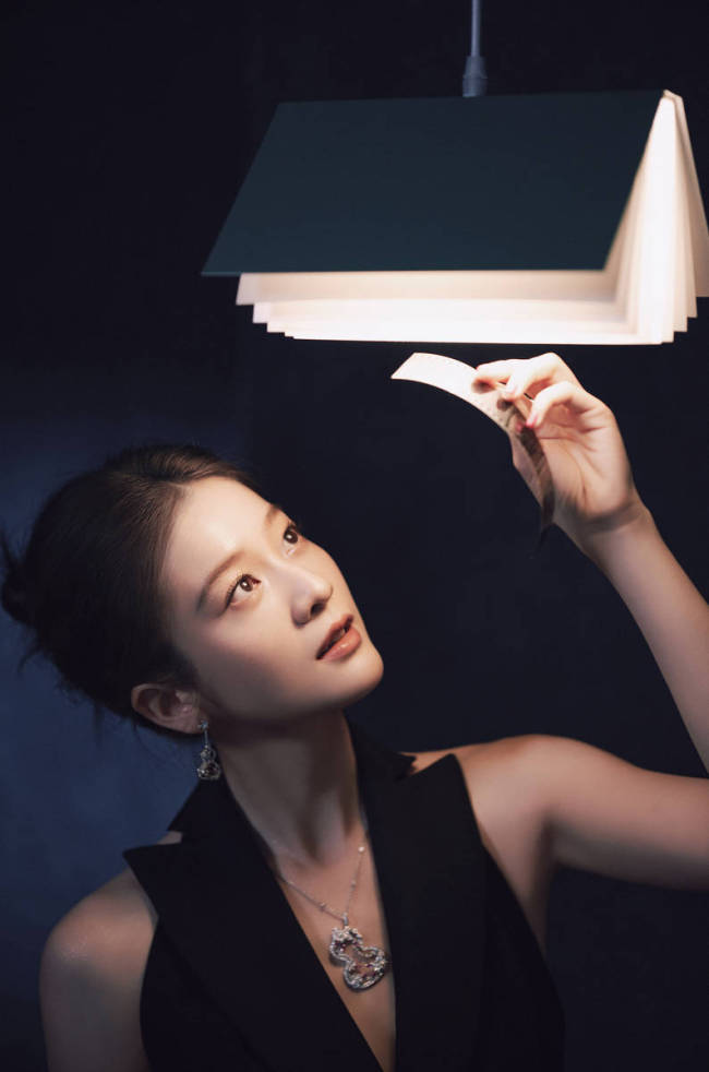张雪迎穿深V长裙优雅端庄 露白皙美背气质又甜又飒
