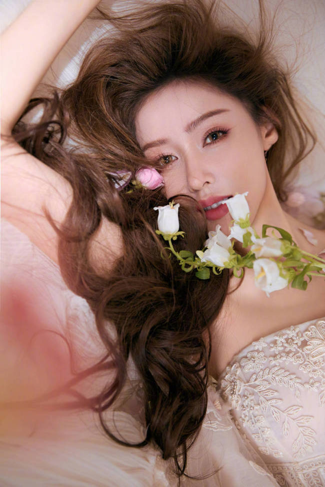 张天爱穿纱裙化身明媚花仙 丝带遮眼尽显纯欲诱惑