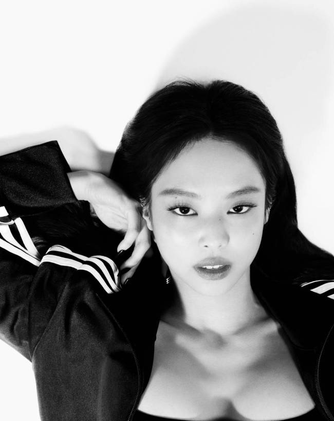 Jennie穿运动装时尚感拉满 小露蛮腰身材曲线优越