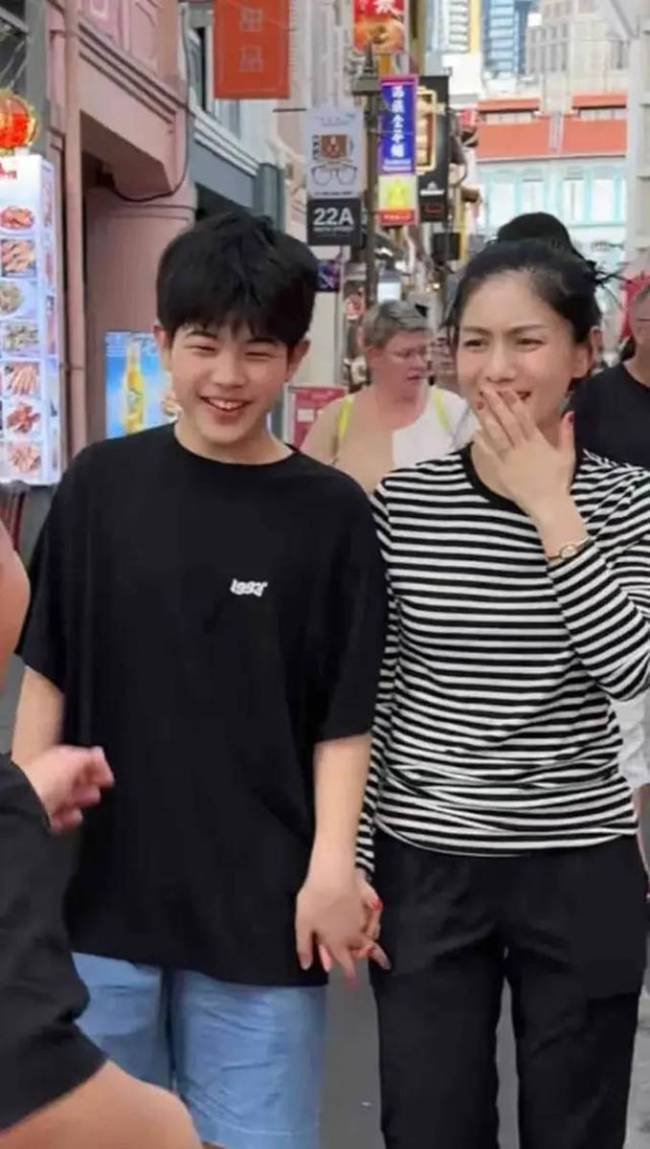 胡可陪大儿子剪头发 安吉头发浓密额头美人尖抢镜
