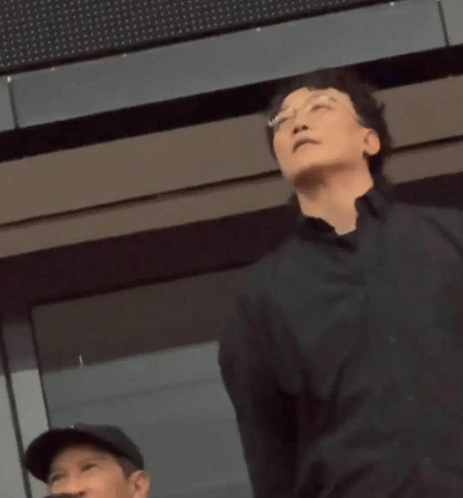 陈奕迅晒出和谢霆锋合照：两名“细路”在后台相遇