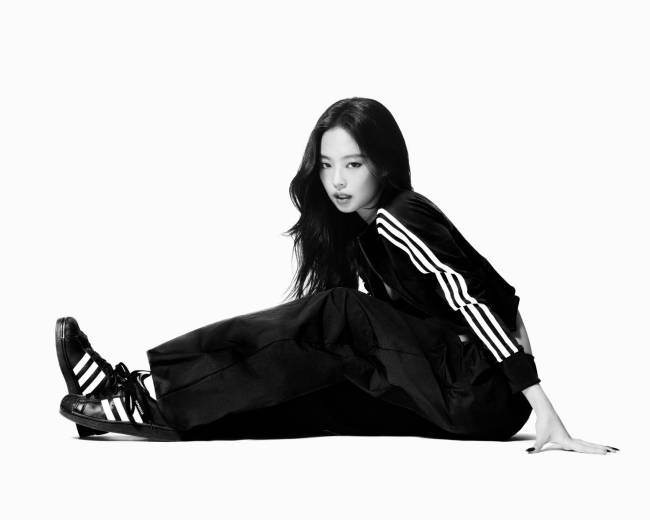 Jennie穿运动装时尚感拉满 小露蛮腰身材曲线优越