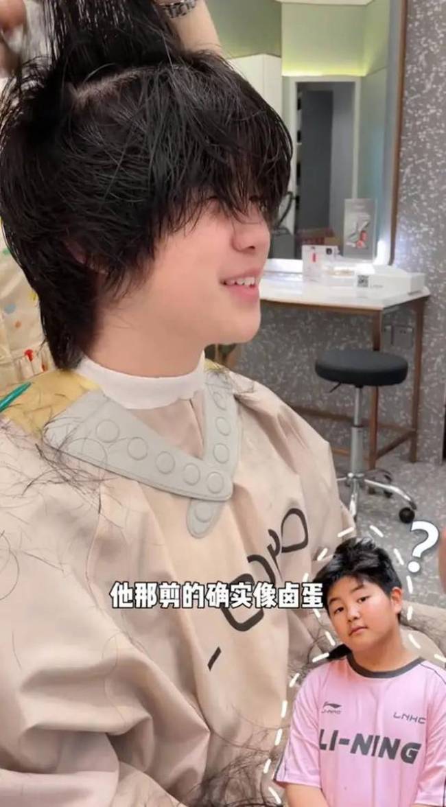 胡可陪大儿子剪头发 安吉头发浓密额头美人尖抢镜