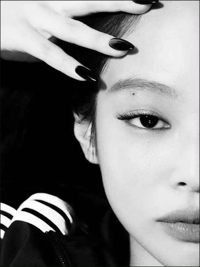 Jennie穿运动装时尚感拉满 小露蛮腰身材曲线优越