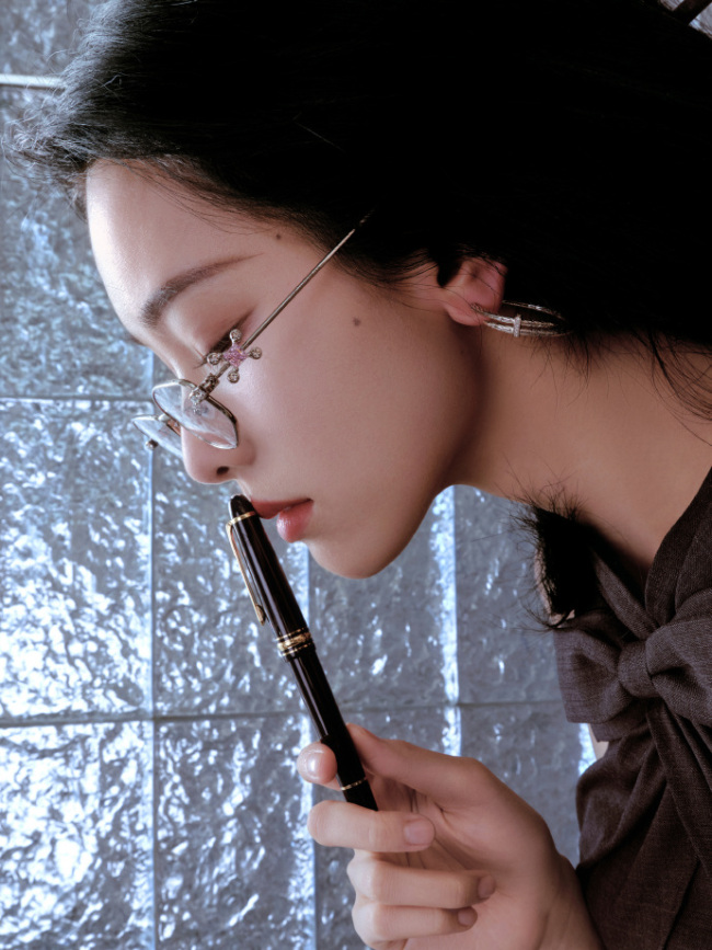 陈都灵穿挂脖吊带露出背部白皙肌肤 优雅大方