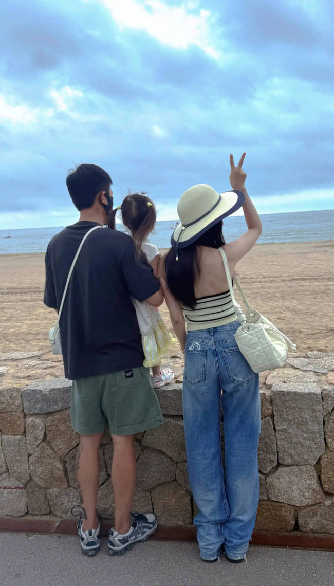 杜淳王灿带女儿去阿那亚过暑假！海边合影好温馨