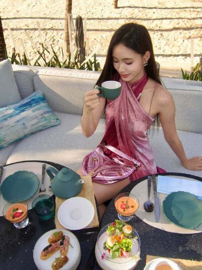 小S二女儿Lily晒海边度假照 穿挂脖短裙精致美艳