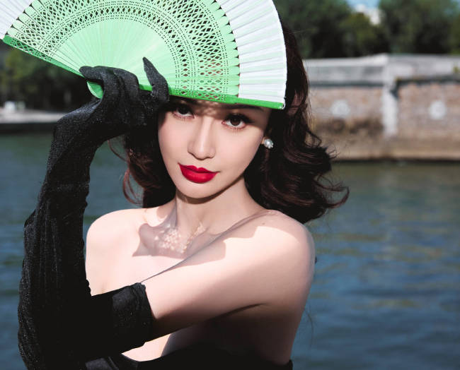 杨颖身着高定礼裙复古优雅！秒变时尚女王气场全开