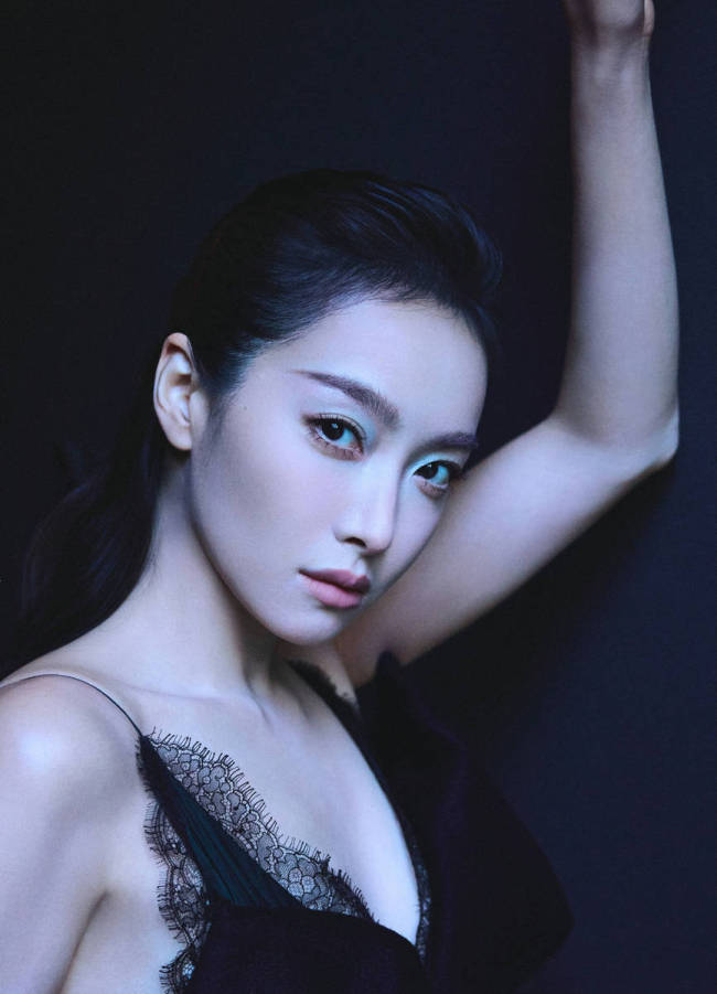 宋茜穿蕾丝V领吊带裙好性感 宛若暗黑女王气场全开