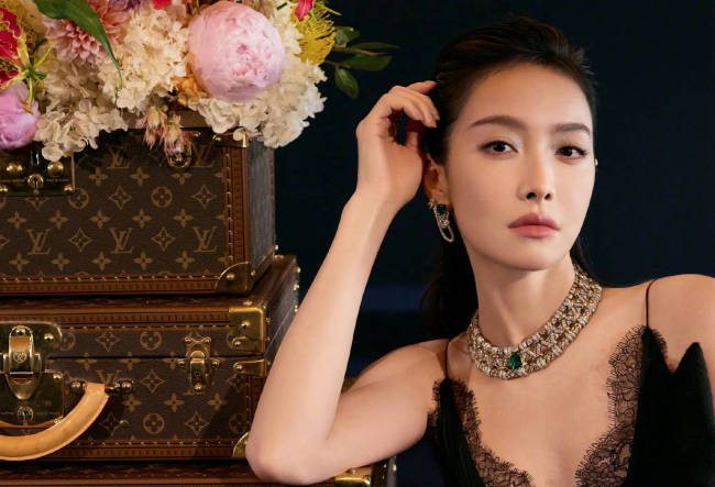 宋茜穿蕾丝V领吊带裙好性感 宛若暗黑女王气场全开