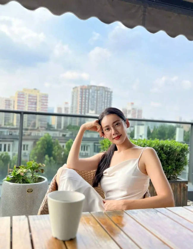 秋瓷炫穿吊带裙靓丽吸睛 读书品咖啡秒变知性美人 