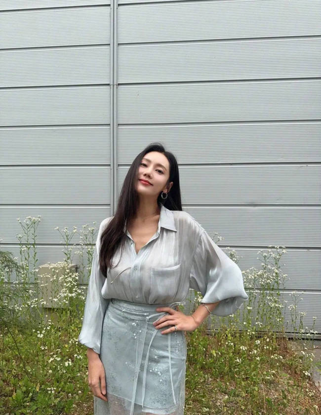 秋瓷炫穿吊带裙靓丽吸睛 读书品咖啡秒变知性美人 