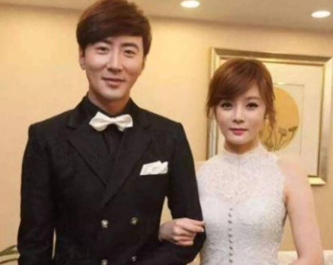 46岁蔡琳带7岁儿子吃烤鸭！回应是否再婚