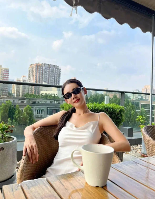 秋瓷炫穿吊带裙靓丽吸睛 读书品咖啡秒变知性美人 
