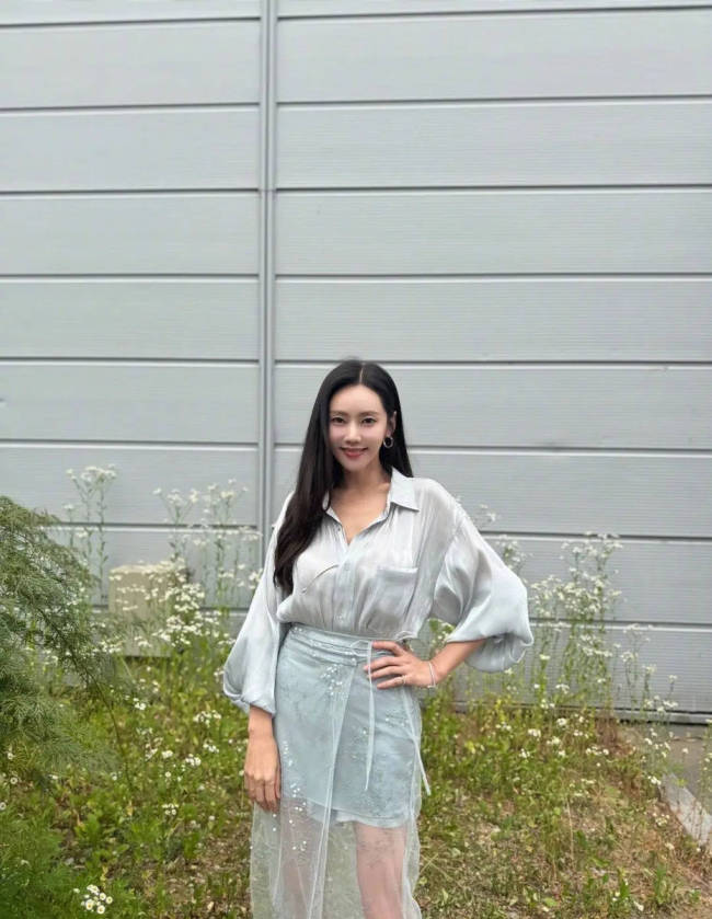 秋瓷炫穿吊带裙靓丽吸睛 读书品咖啡秒变知性美人 
