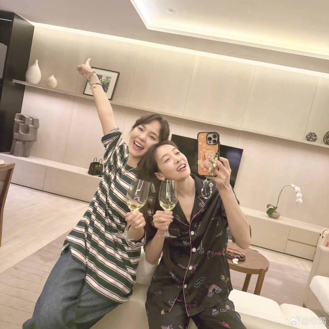 宋茜与张佳宁对镜自拍 俩人嘟嘴卖萌超可爱