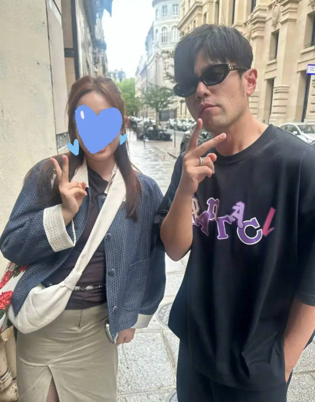 周杰伦昆凌巴黎吃面被偶遇 穿黑色T恤比耶瘦了不少