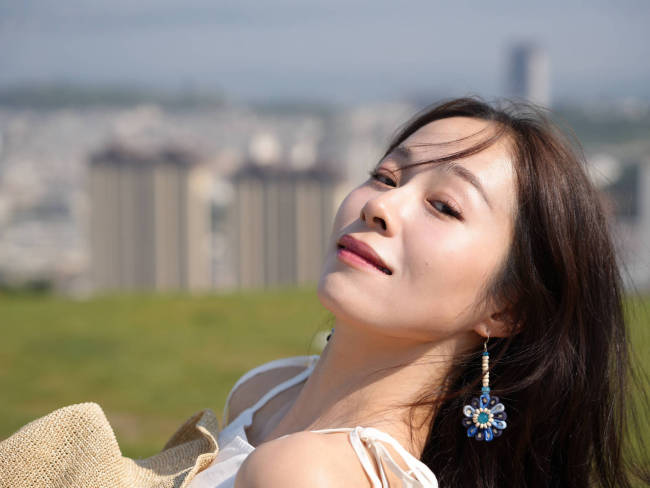 江一燕穿镂空吊带性感迷人 露纤细小蛮腰身材苗条