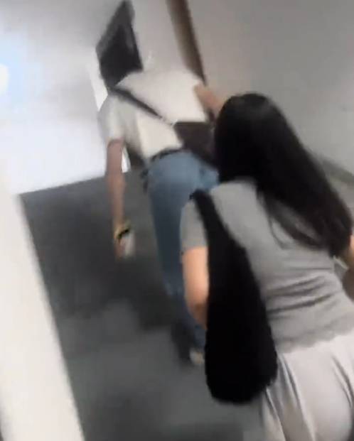 闫桉在私人场合遭私生饭围堵 抢过一人手机并摔毁