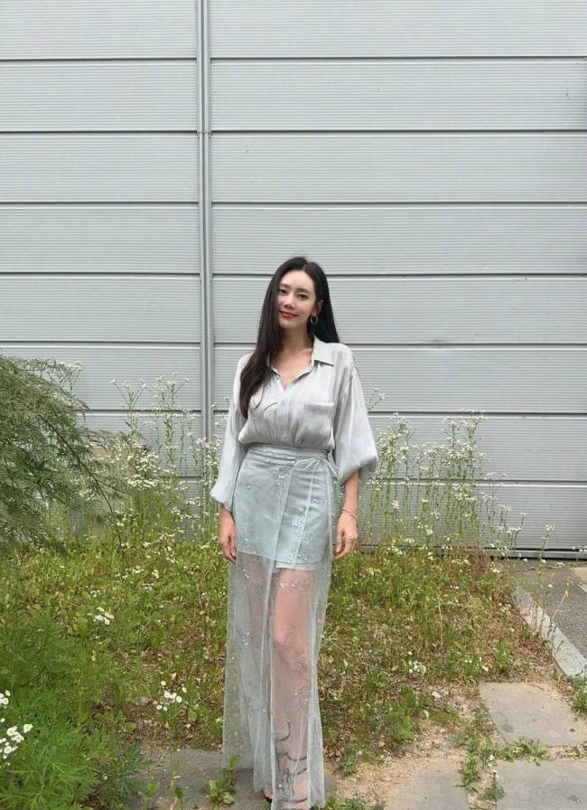 秋瓷炫穿吊带裙靓丽吸睛 读书品咖啡秒变知性美人 