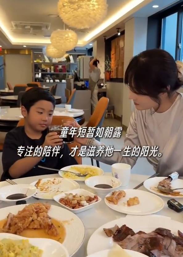 46岁蔡琳带7岁儿子吃烤鸭！回应是否再婚