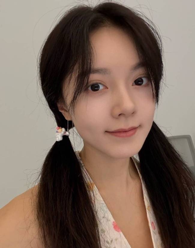 赵今麦扎双马尾穿碎花上衣 活泼可爱少女感满满