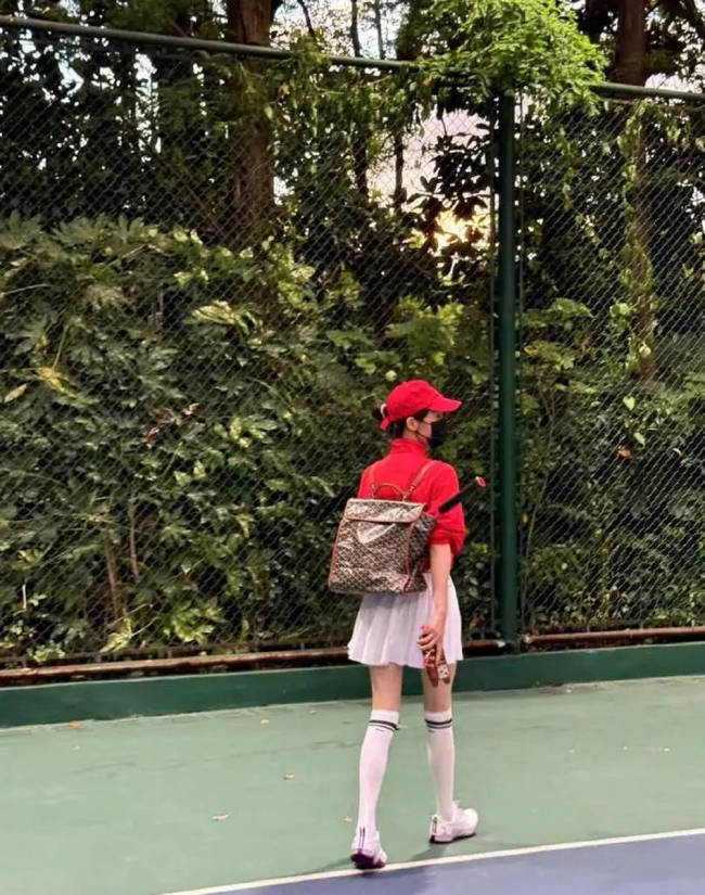 这竟然是41岁的唐嫣！身材窈窕宛如活力“女大”
