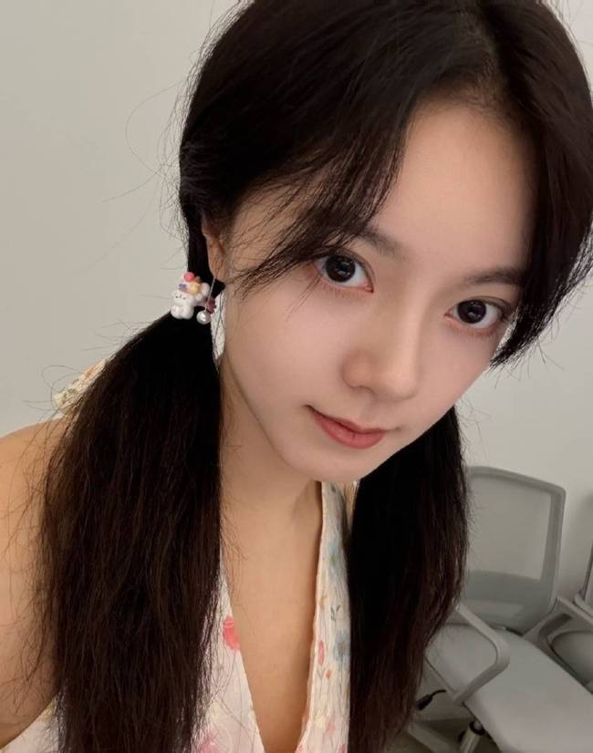 赵今麦扎双马尾穿碎花上衣 活泼可爱少女感满满