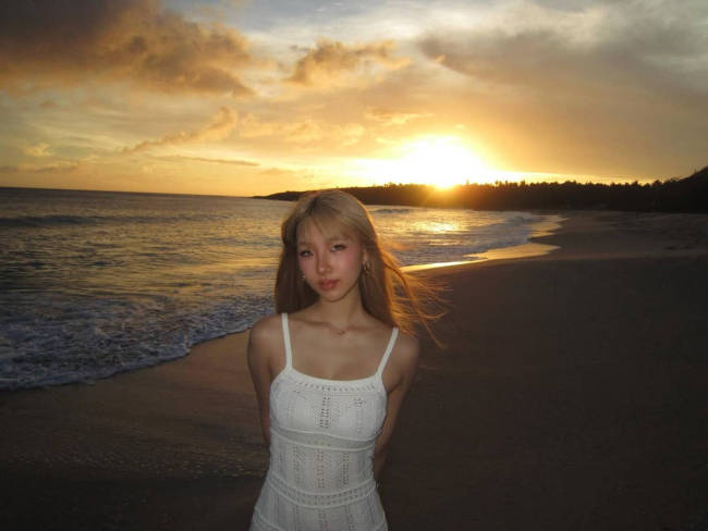 小S大女儿晒海边金发美照 投喂“卡皮巴拉”心情好