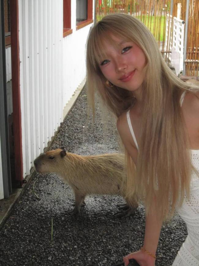小S大女儿晒海边金发美照 投喂“卡皮巴拉”心情好