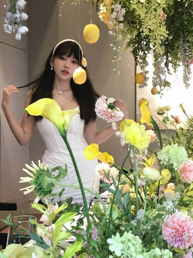 程潇穿包臀裙勾勒曼妙身姿 与鲜花合影变氧气美女