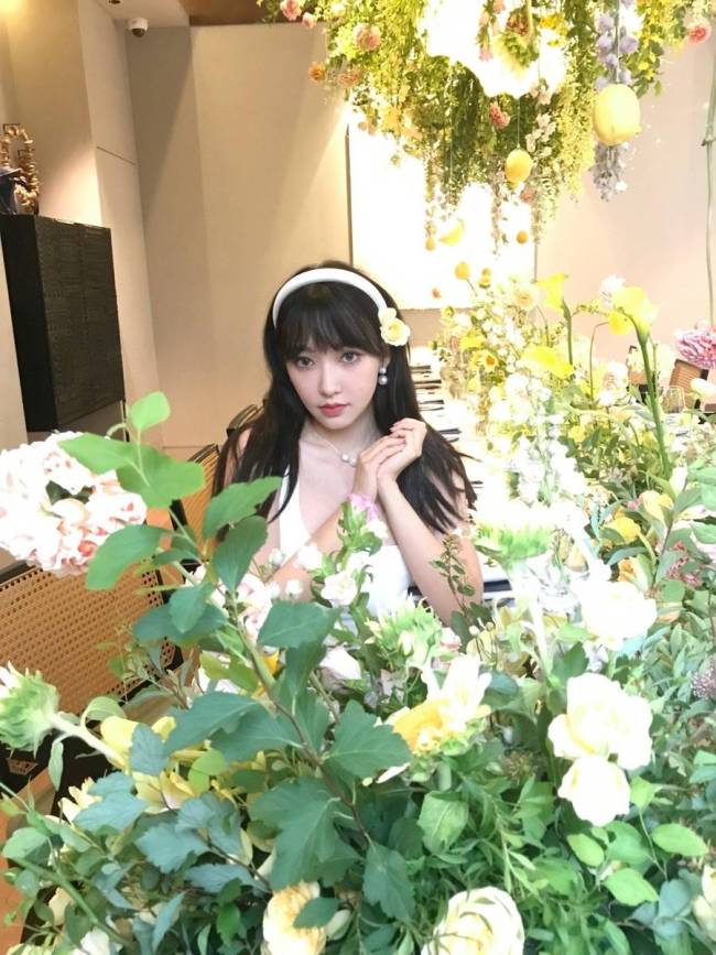 程潇穿包臀裙勾勒曼妙身姿 与鲜花合影变氧气美女