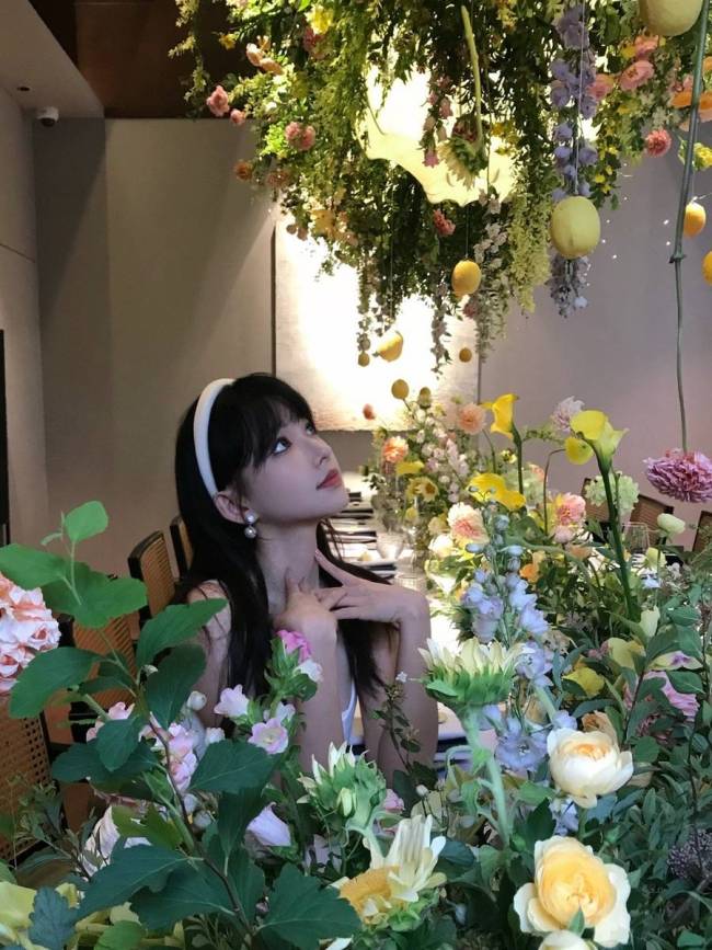 程潇穿包臀裙勾勒曼妙身姿 与鲜花合影变氧气美女