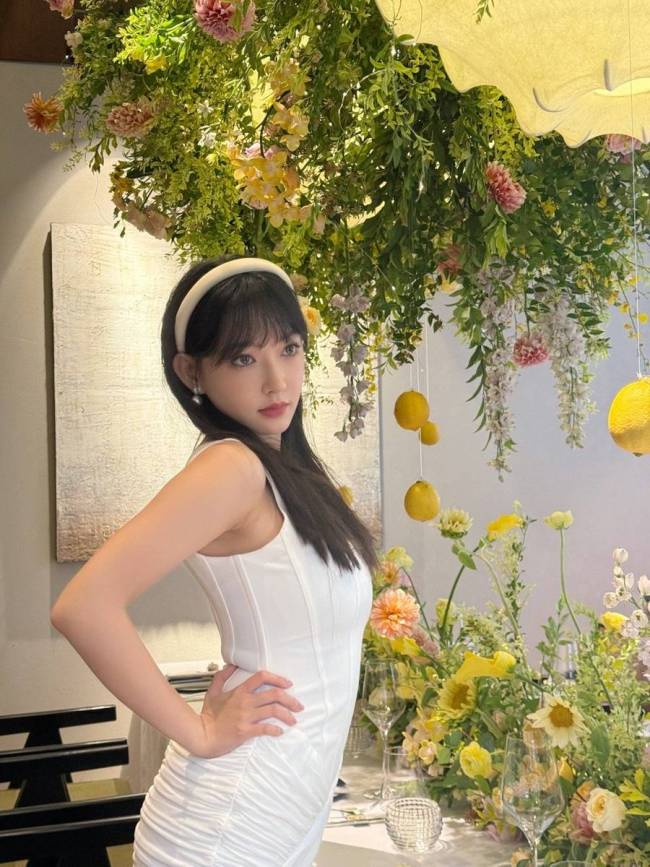 程潇穿包臀裙勾勒曼妙身姿 与鲜花合影变氧气美女