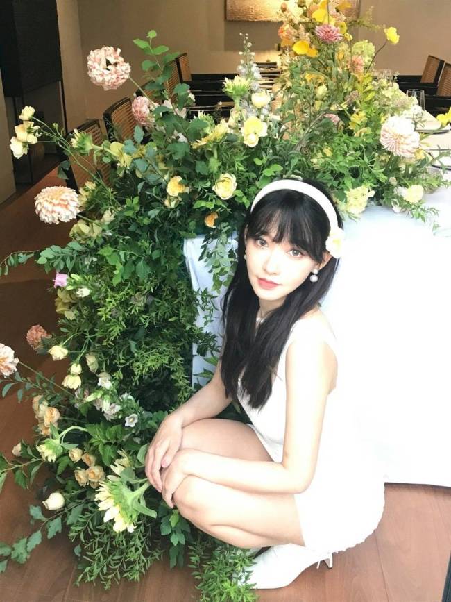 程潇穿包臀裙勾勒曼妙身姿 与鲜花合影变氧气美女