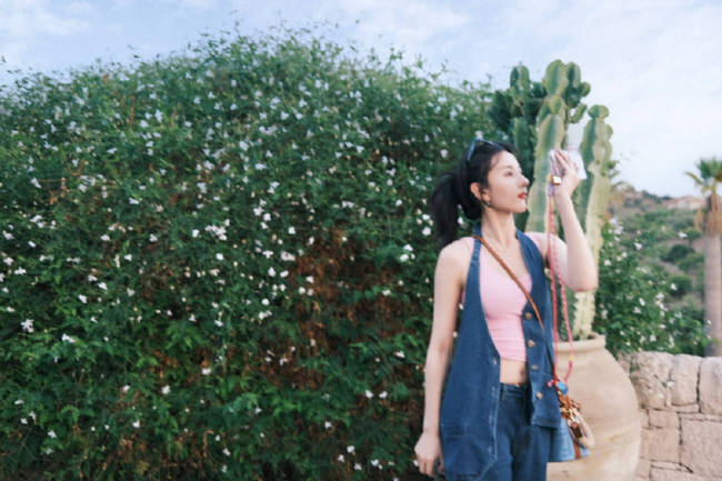 宋祖儿穿粉色吊带身材超好 红唇黑发笑容明媚