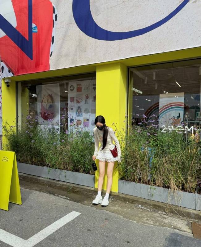 田曦薇晒生活日常超治愈 状态松弛搞怪可爱