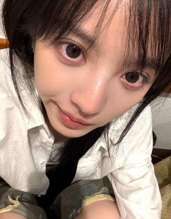田曦薇晒生活日常超治愈 状态松弛搞怪可爱